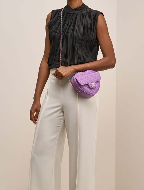 Chanel TimelessHeart Medium Violet auf Model | Verkaufen Sie Ihre Designer-Tasche auf Saclab.com