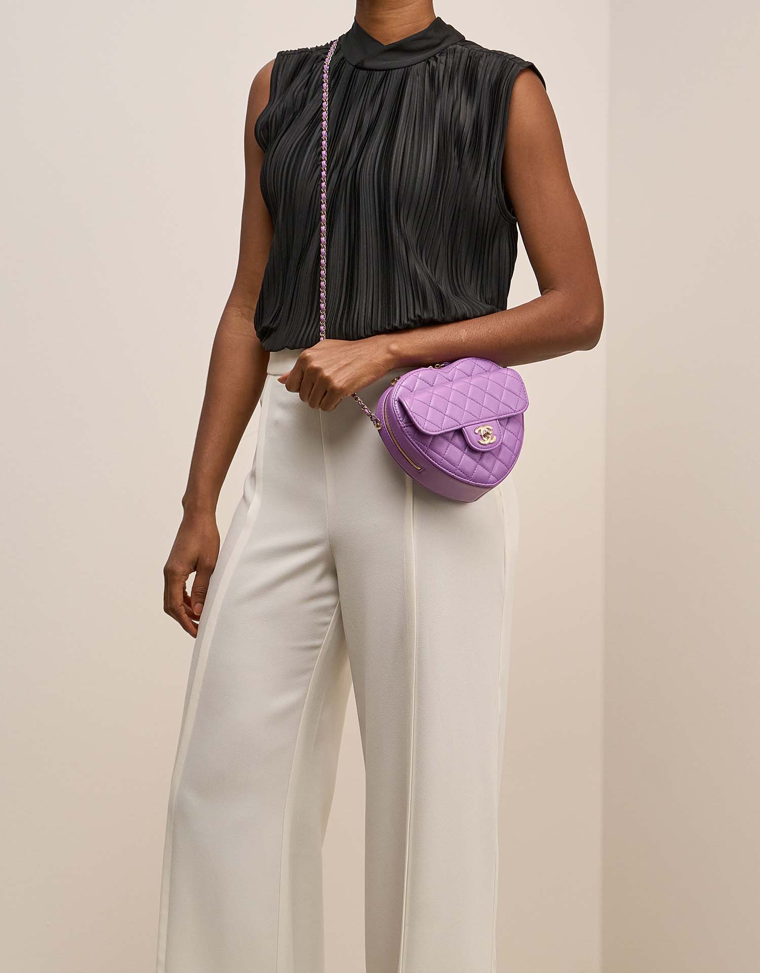 Chanel TimelessHeart Medium Violet on Model | Sell your designer bag on Saclab.com