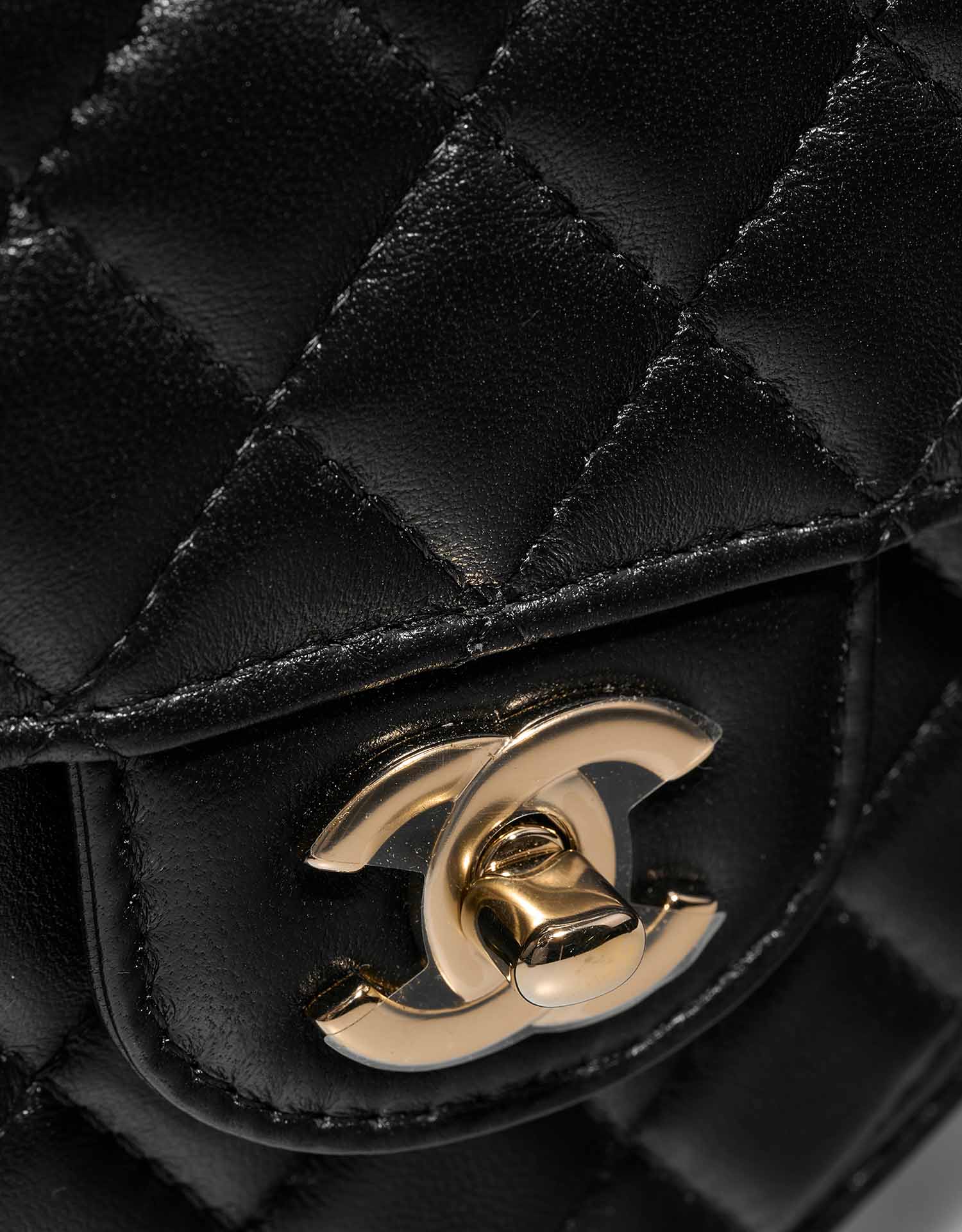Chanel Timeless Heart Medium Black Closing System  | Sell your designer bag on Saclab.com