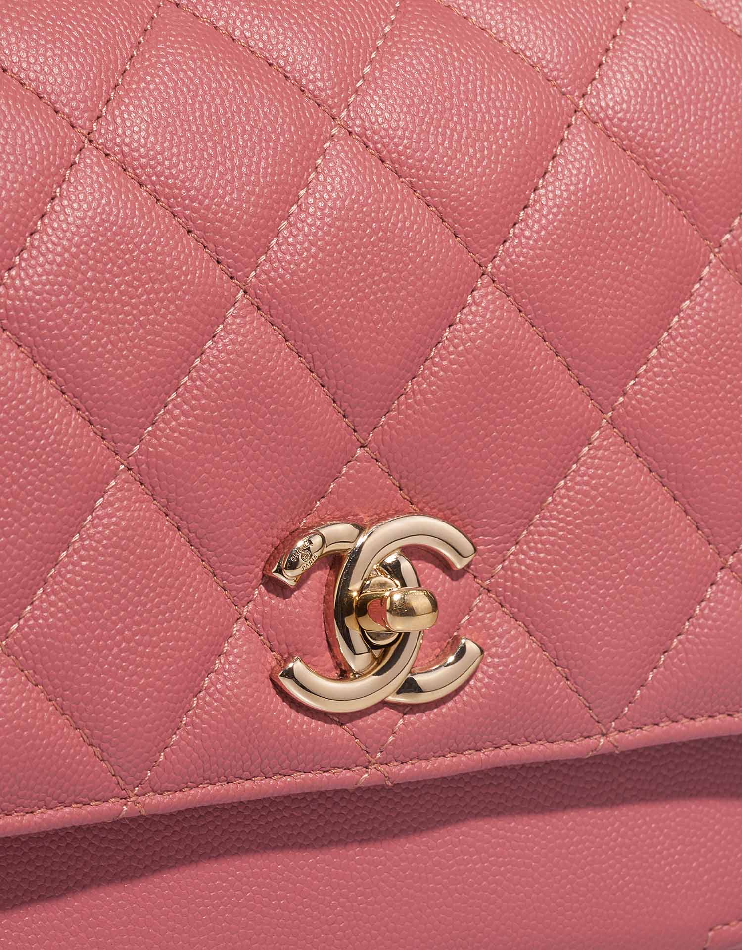 Chanel Business Affinity Medium Coral Pink Verschluss-System 1 | Verkaufen Sie Ihre Designer-Tasche auf Saclab.com