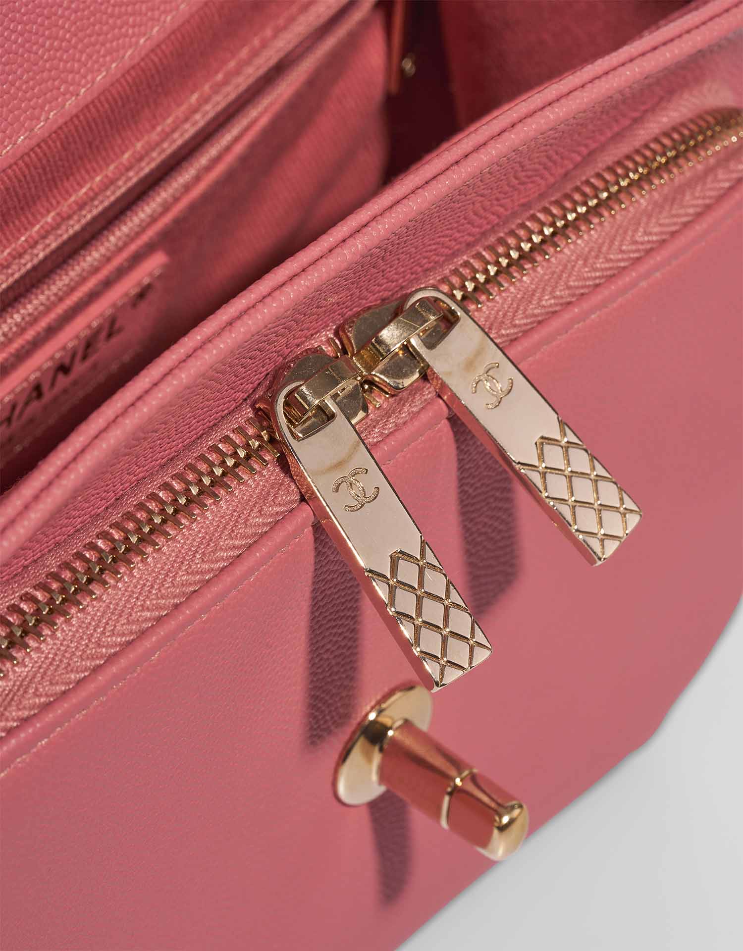 Chanel Business Affinity Medium Coral Pink Verschluss-System | Verkaufen Sie Ihre Designer-Tasche auf Saclab.com