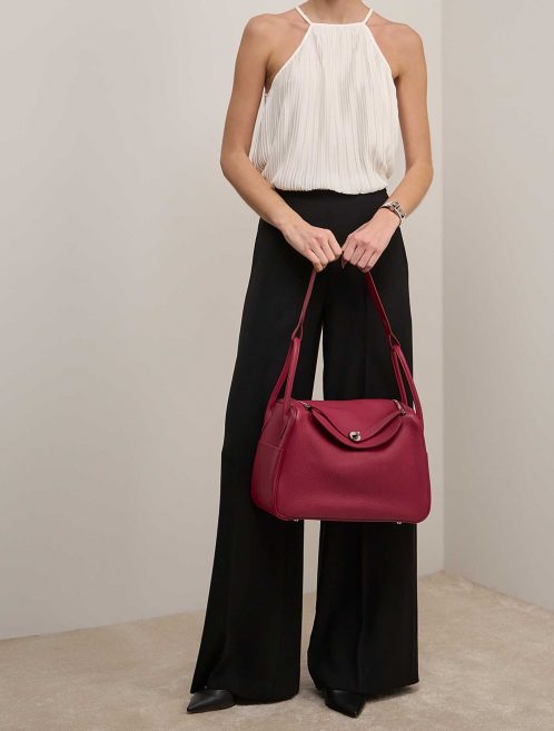 Hermès Lindy 34 Rubis auf Model | Verkaufen Sie Ihre Designertasche auf Saclab.com