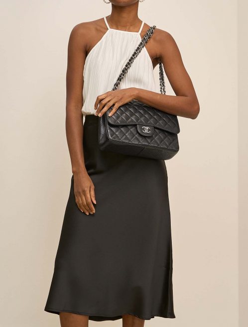 Chanel Timeless Jumbo Schwarz auf Model | Verkaufen Sie Ihre Designer-Tasche auf Saclab.com