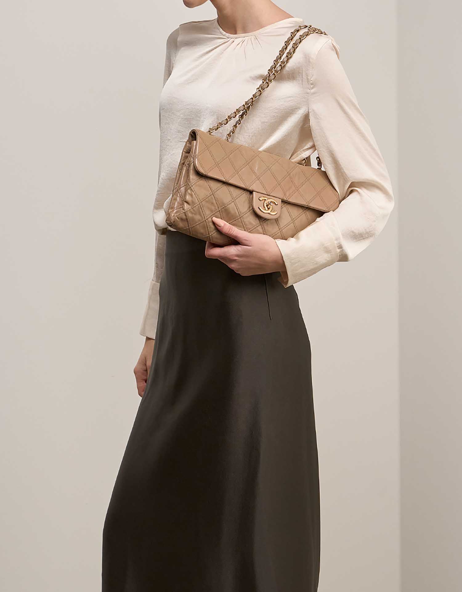 Chanel Timeless Jumbo Beige on Model | Sell your designer bag on Saclab.com
