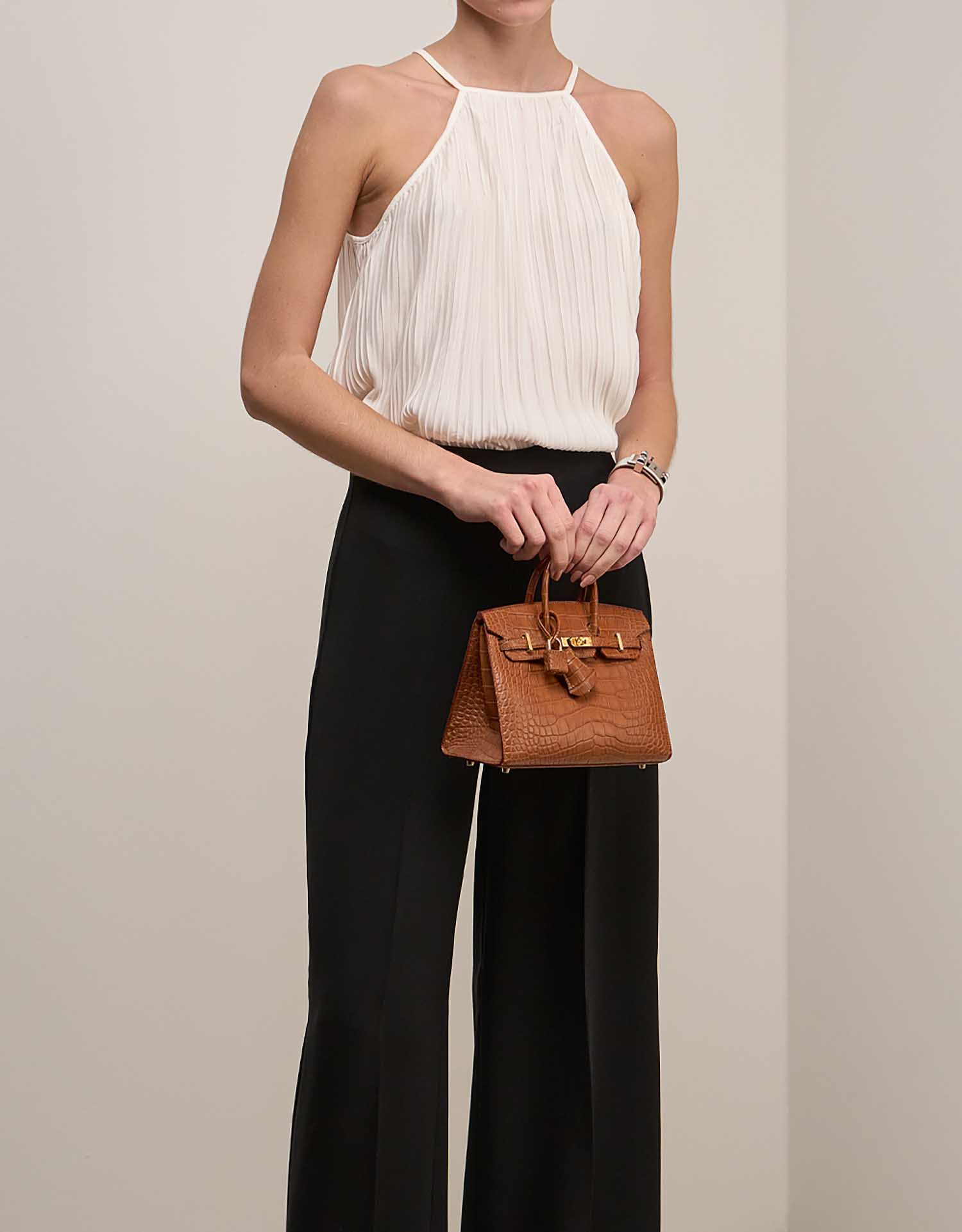 Hermès Birkin 20 Gold auf Model | Verkaufen Sie Ihre Designertasche auf Saclab.com