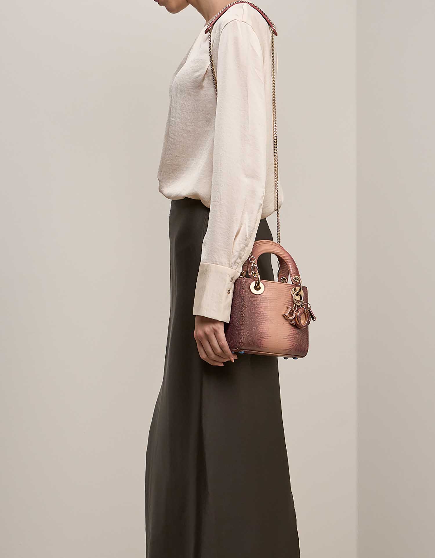 Dior Lady Mini Mauve-Lila auf Model | Verkaufen Sie Ihre Designer-Tasche auf Saclab.com