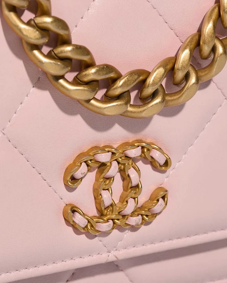 Details on a Chanel 19 Wallet On Chain Lamb in Light Rose, sold on saclab.com
