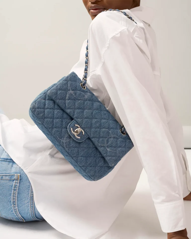 Un Classique à Rabat de Chanel en denim bleu, vendu sur saclab.com