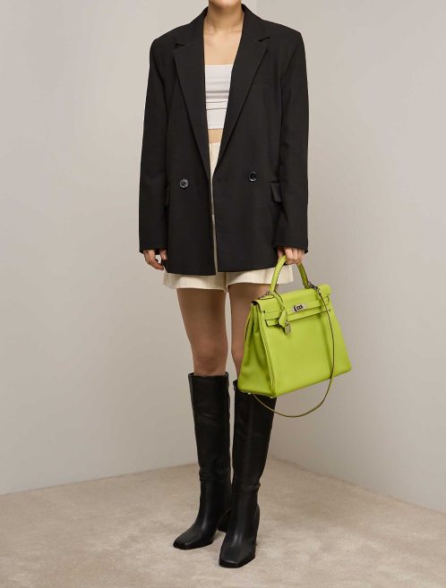 Hermès Kelly 35 Epsom Kiwi / Lichen on Model | Verkaufen Sie Ihre Designer-Tasche