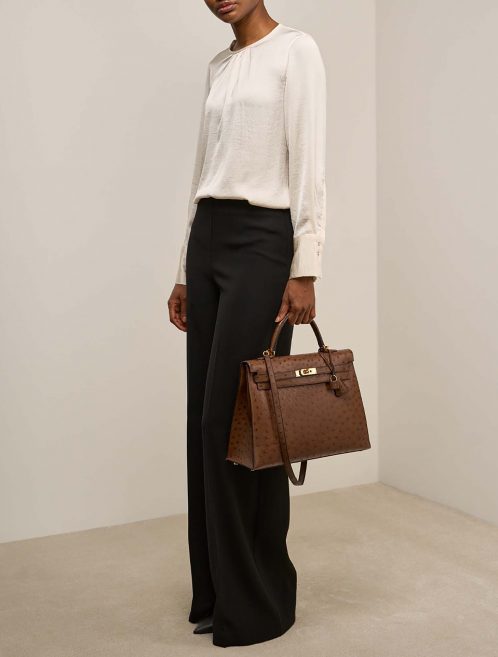 Hermès Kelly 35 TabacCamel on Model | Sell your designer bag on Saclab.com