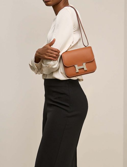 Hermès Constance 18 Gold auf Model | Verkaufen Sie Ihre Designer-Tasche auf Saclab.com