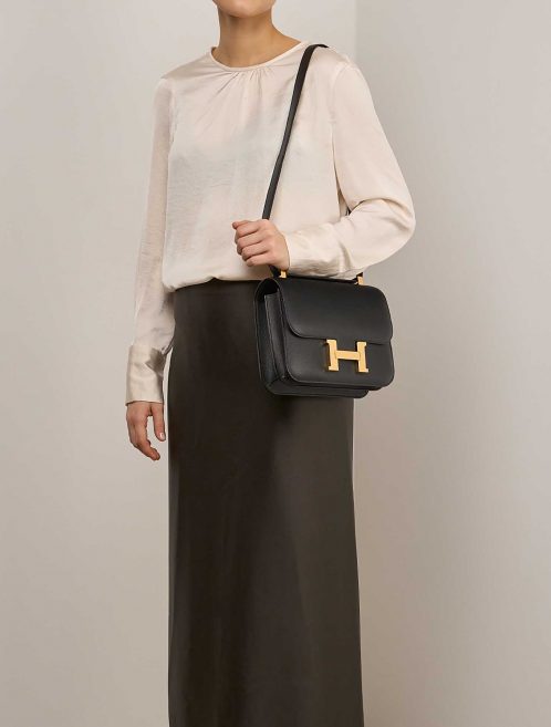 Hermès Constance 24 Schwarz auf Model | Verkaufen Sie Ihre Designer-Tasche auf Saclab.com