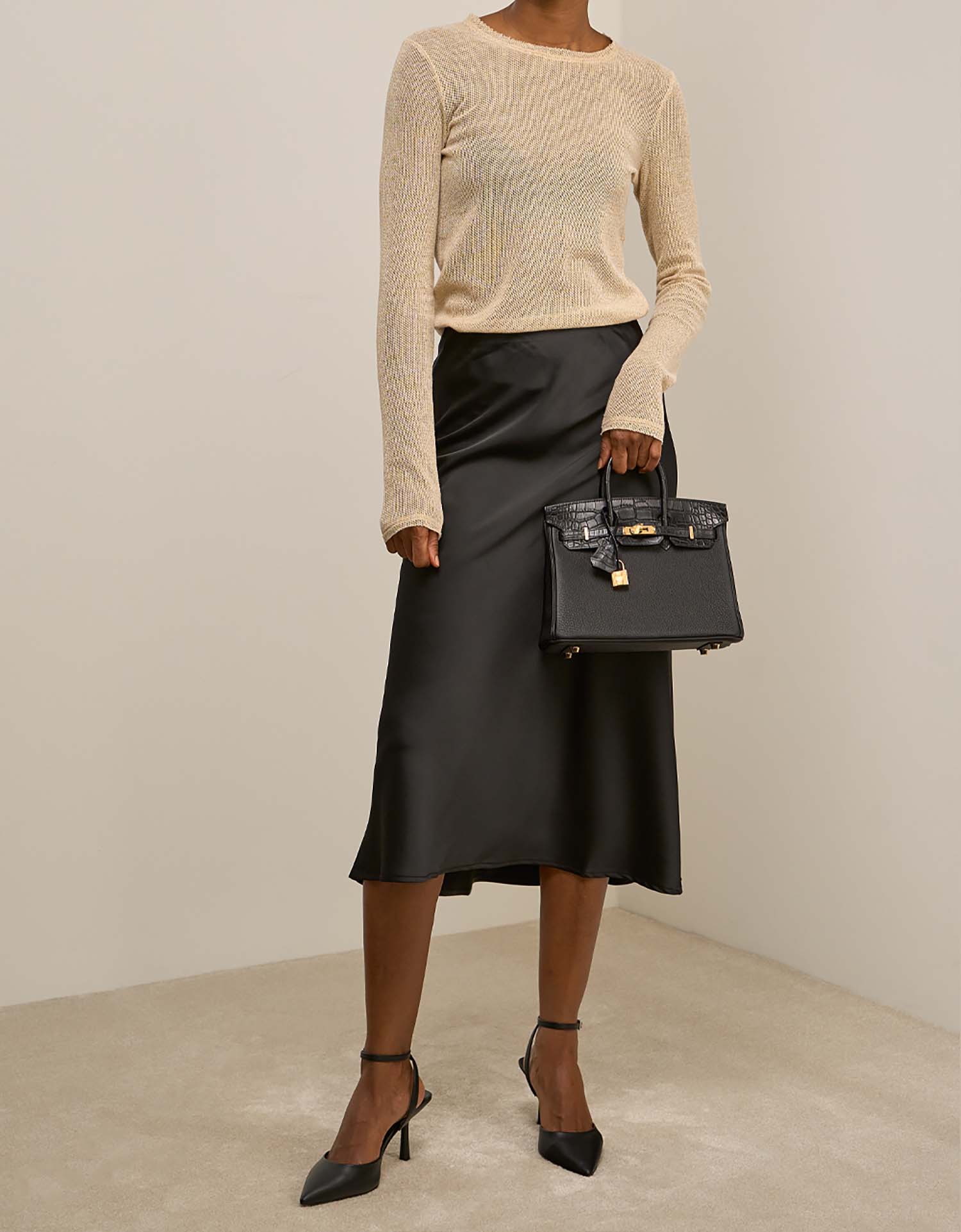 Hermès Birkin 25 Black on Model | Sell your designer bag on Saclab.com