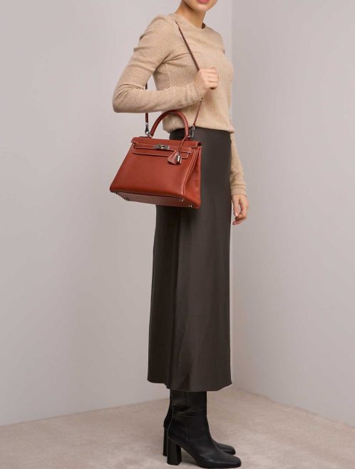 Hermès Kelly 28 Veau Courchevel Brique auf Model | Verkaufen Sie Ihre Designertasche