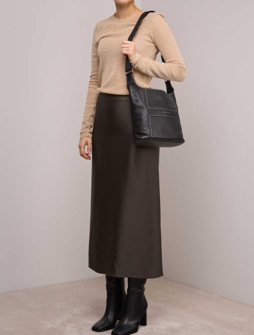 Hermès Good News PM Clémence Black auf Model | Verkaufen Sie Ihre Designertasche