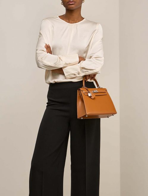 Hermès Kelly 25 SableNaturel auf Model | Verkaufen Sie Ihre Designertasche auf Saclab.com