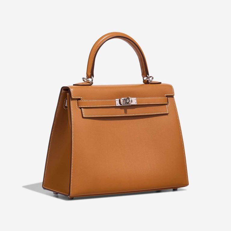 Hermès Kelly 25 SableNaturel Side Front | Verkaufen Sie Ihre Designer-Tasche auf Saclab.com