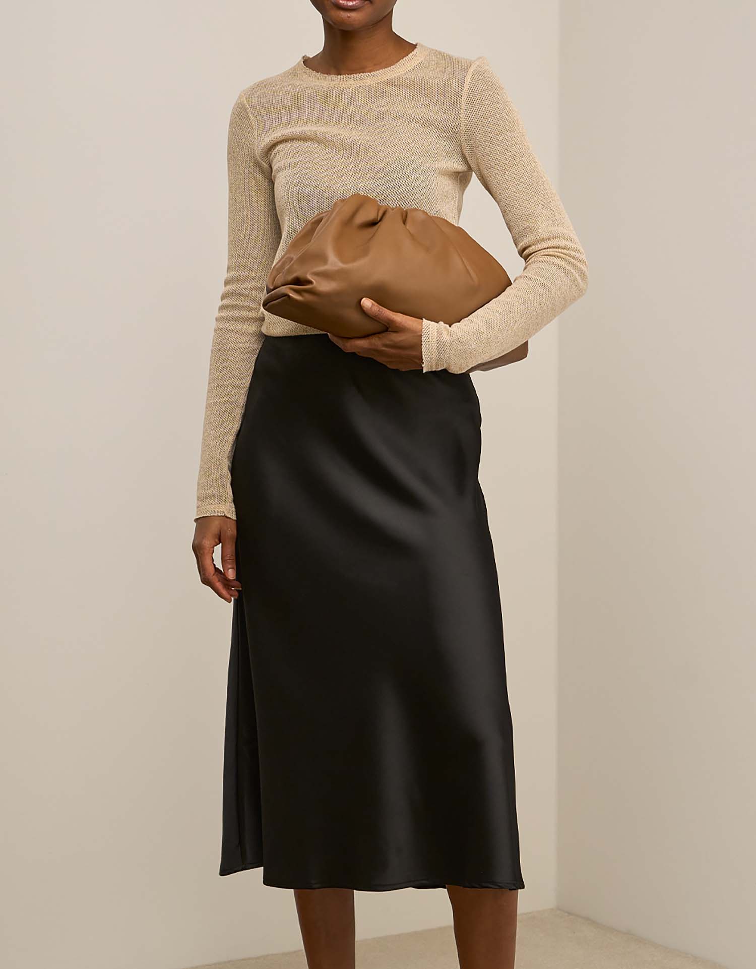 BottegaVeneta Pouch One-size Teak on Model | Sell your designer bag on Saclab.com