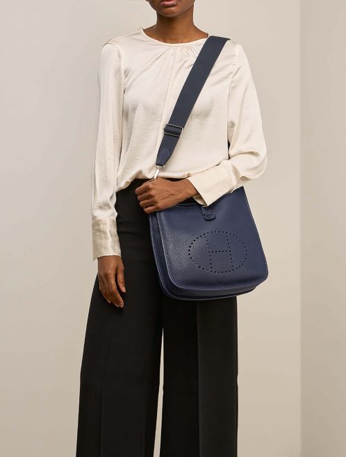Hermès Evelyne 29 BleuSaphir on Model | Sell your designer bag on Saclab.com