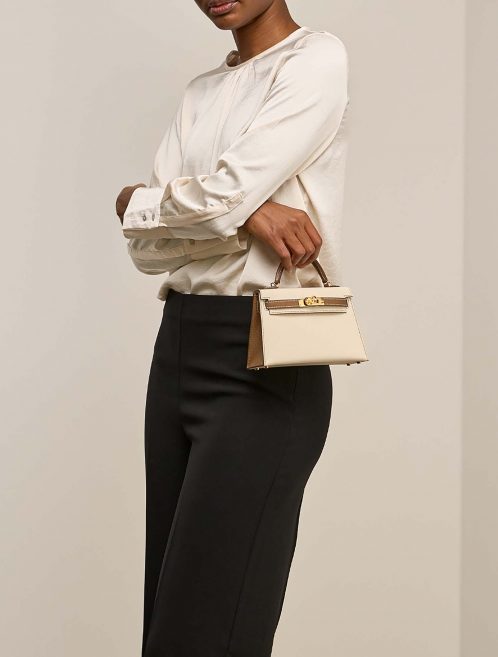 Hermès KellyHSS Mini Craie on Model | Sell your designer bag on Saclab.com