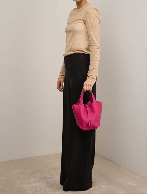 Hermès Picotin 18 RoseMexico on Model | Sell your designer bag on Saclab.com