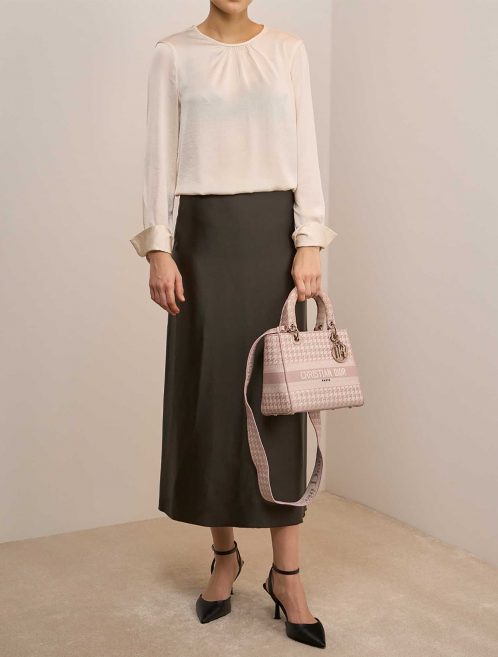 Dior LadyD-Lite Medium Beigerose auf Model | Verkaufen Sie Ihre Designertasche auf Saclab.com