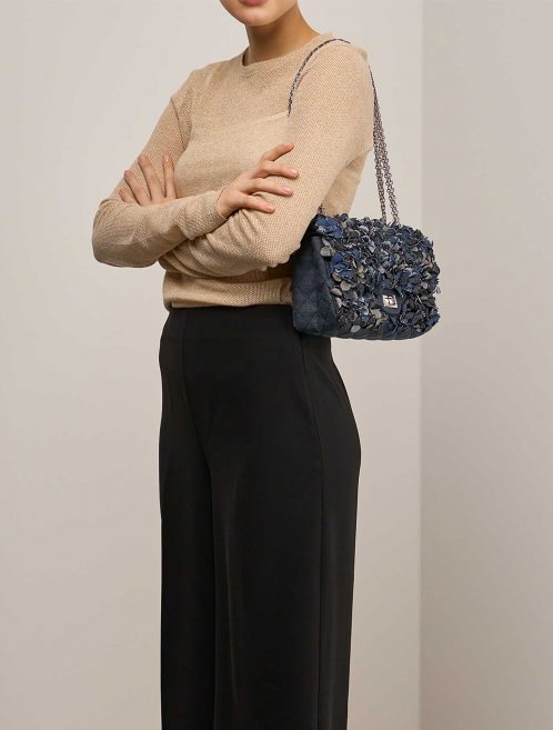Chanel 255Reissue 225 Blue on Model | Sell your designer bag on Saclab.com