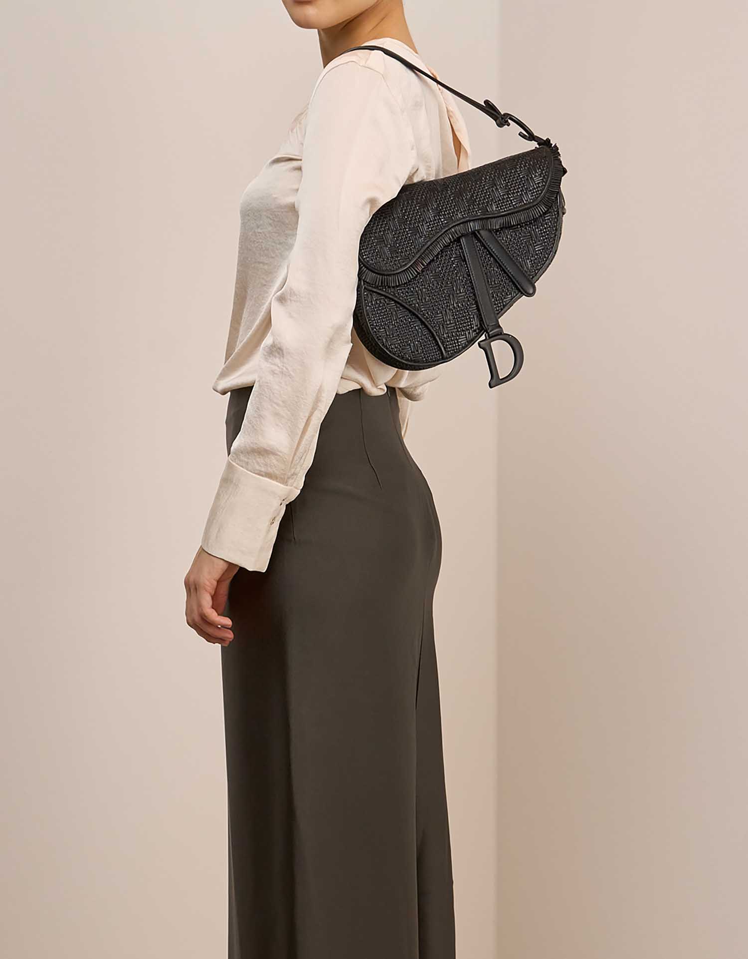 Dior Saddle Medium Black on Model | Sell your designer bag on Saclab.com