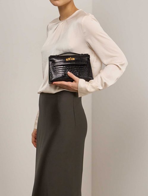 Hermès Kelly Pochette Schwarz auf Model | Verkaufen Sie Ihre Designertasche auf Saclab.com
