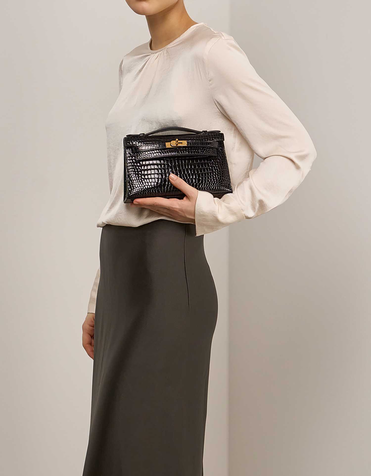 Hermès Kelly Pochette Black on Model | Sell your designer bag on Saclab.com