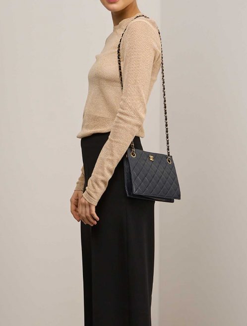 Chanel Clutch OneSize Navy auf Model | Verkaufen Sie Ihre Designer-Tasche auf Saclab.com