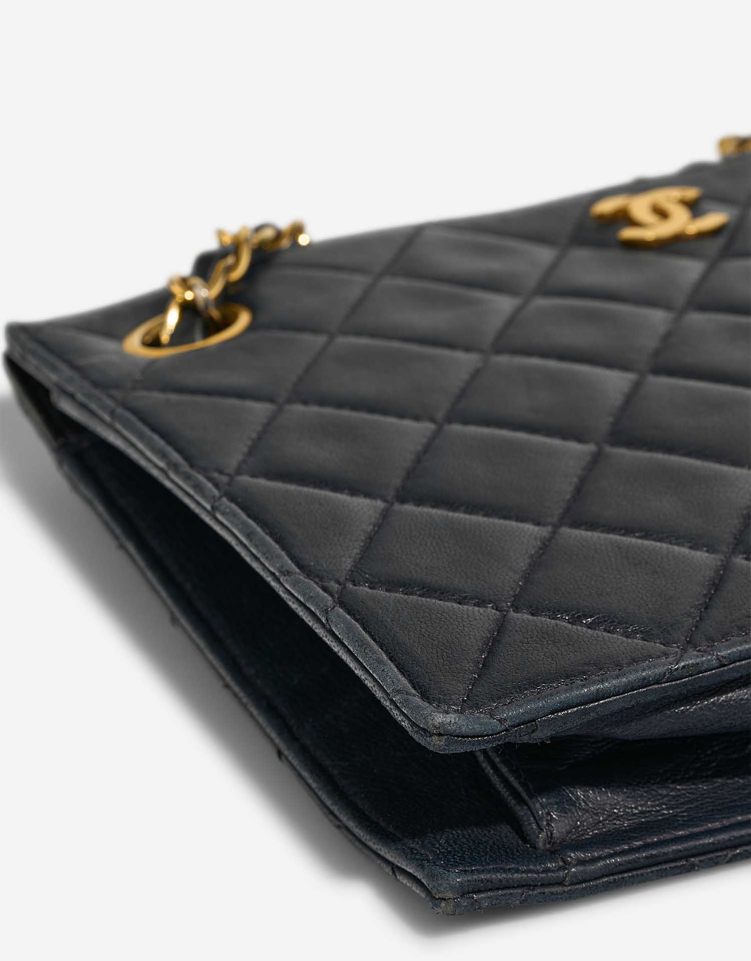 Chanel Clutch OneSize Navy signs of wear | Sell your designer bag on Saclab.com