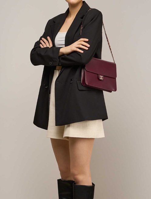 Chanel Timeless Medium Lammleder Burgundy auf Modell | Verkaufen Sie Ihre Designer-Tasche
