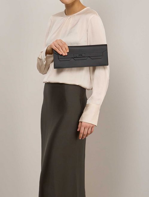 Hermès BirkinShadow Clutch Schwarz auf Model | Verkaufen Sie Ihre Designer-Tasche auf Saclab.com