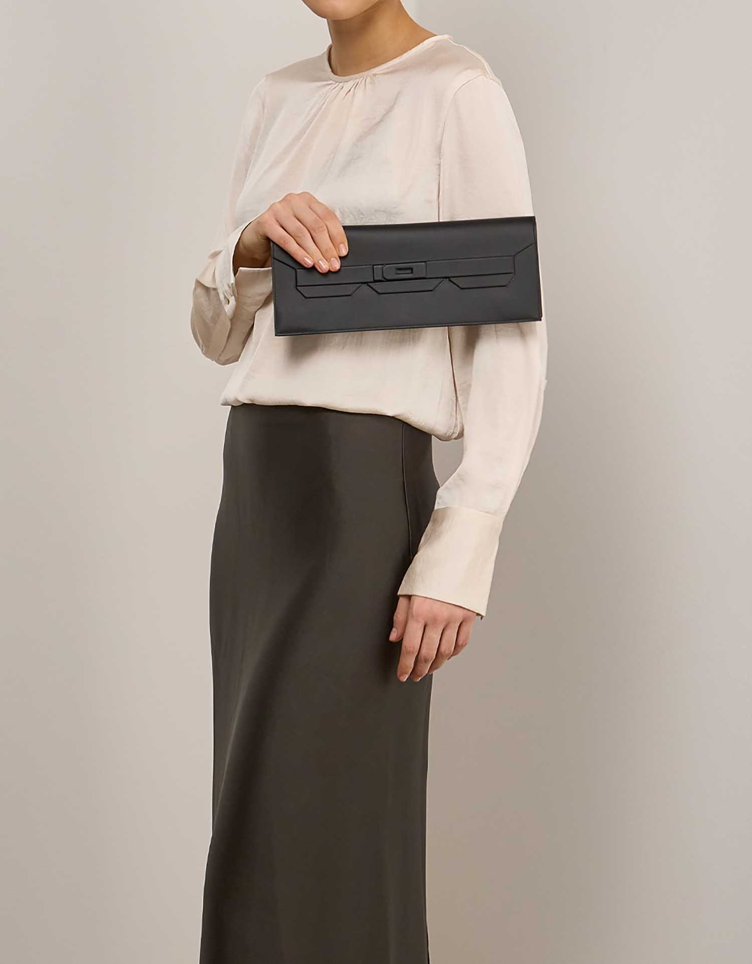 Hermès BirkinShadow Clutch Black on Model | Sell your designer bag on Saclab.com