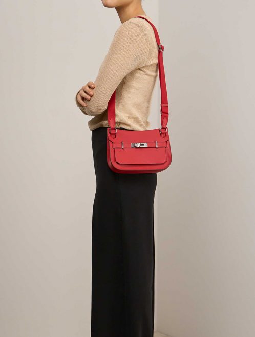 Hermès Jypsiere Mini RougeVermillon auf Model | Verkaufen Sie Ihre Designertasche auf Saclab.com