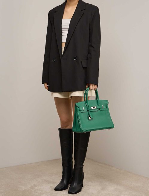 Hermès Birkin 30 Taurillon Clémence Vert Vertigo on Model | Verkaufen Sie Ihre Designertasche