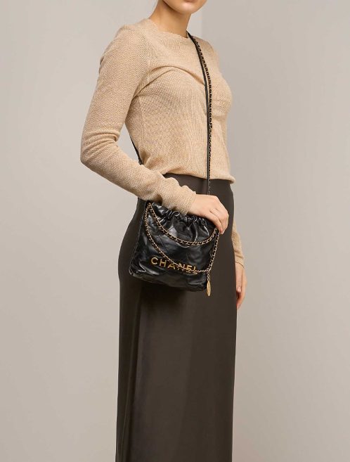 Chanel 22 Mini Kalbsleder Schwarz auf Modell | Verkaufen Sie Ihre Designer-Tasche