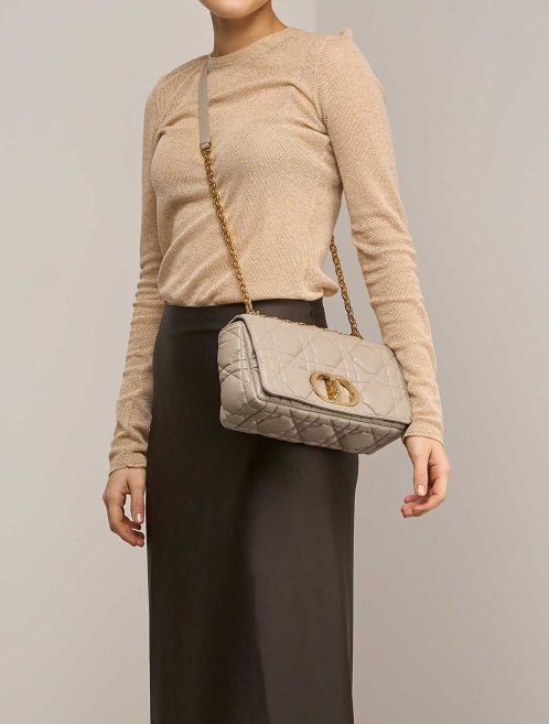 Dior Caro Medium Lamb Beige on Model | Vendez votre sac de créateur
