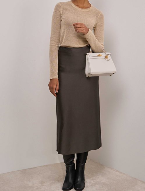 Hermès Kelly 25 Swift Gris Pâle auf Modell | Verkaufen Sie Ihre Designer-Tasche