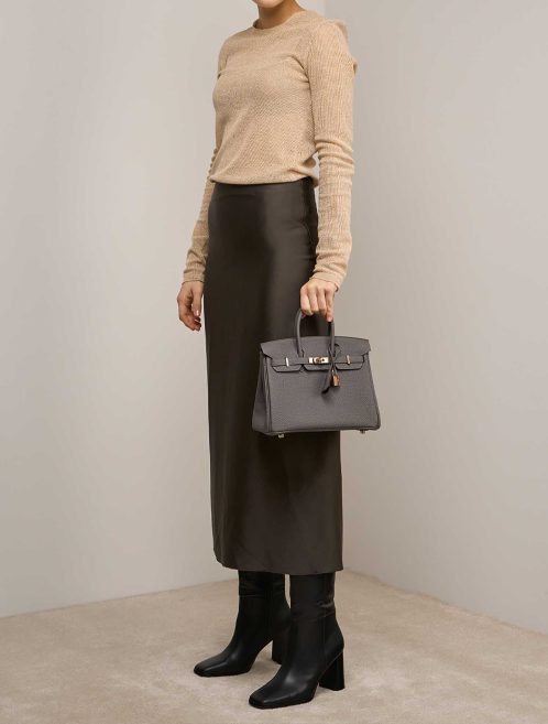 Hermès Birkin 25 Togo Gris Meyer on Model | Verkaufen Sie Ihre Designertasche