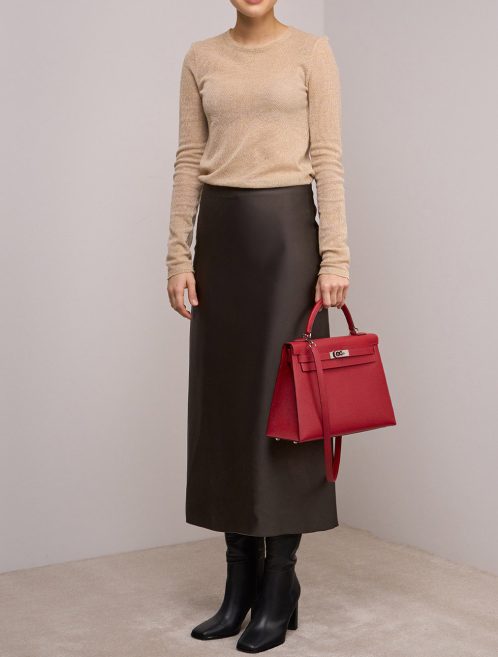 Hermès Kelly 32 Epsom Rouge Casaque auf Modell | Verkaufen Sie Ihre Designer-Tasche