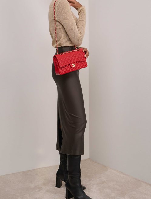 Chanel Timeless Medium Lammleder Rot auf Modell | Verkaufen Sie Ihre Designer-Tasche
