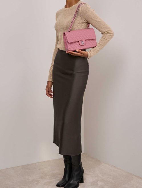 Chanel Timeless Medium Lammleder Blush auf Modell | Verkaufen Sie Ihre Designer-Tasche