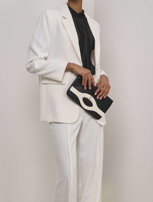 Chanel 31 Clutch Aged Kalbsleder Schwarz / Weiß auf Modell | Verkaufen Sie Ihre Designer-Tasche