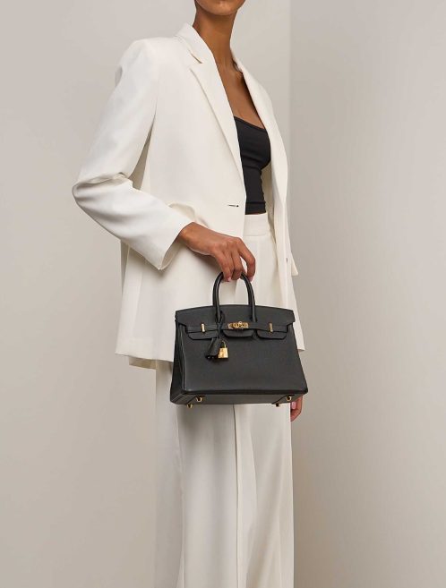 Hermès Birkin 25 Togo Schwarz auf Modell | Verkaufen Sie Ihre Designer-Tasche