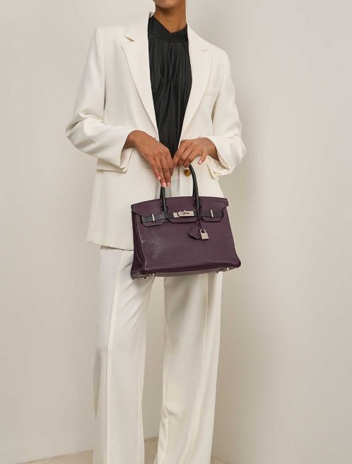 Hermès Birkin HSS 30 Togo Prune / Schwarz auf Modell | Verkaufen Sie Ihre Designer-Tasche