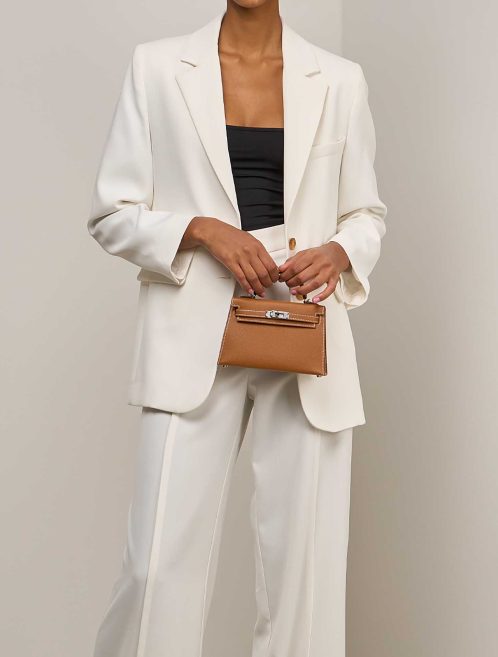 Hermès Kelly Mini Epsom Gold auf Modell | Verkaufen Sie Ihre Designer-Tasche