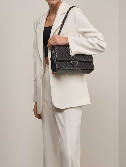 Chanel 2.55 Reissue 226 Aged Kalbsleder Schwarz auf Modell | Verkaufen Sie Ihre Designer-Tasche
