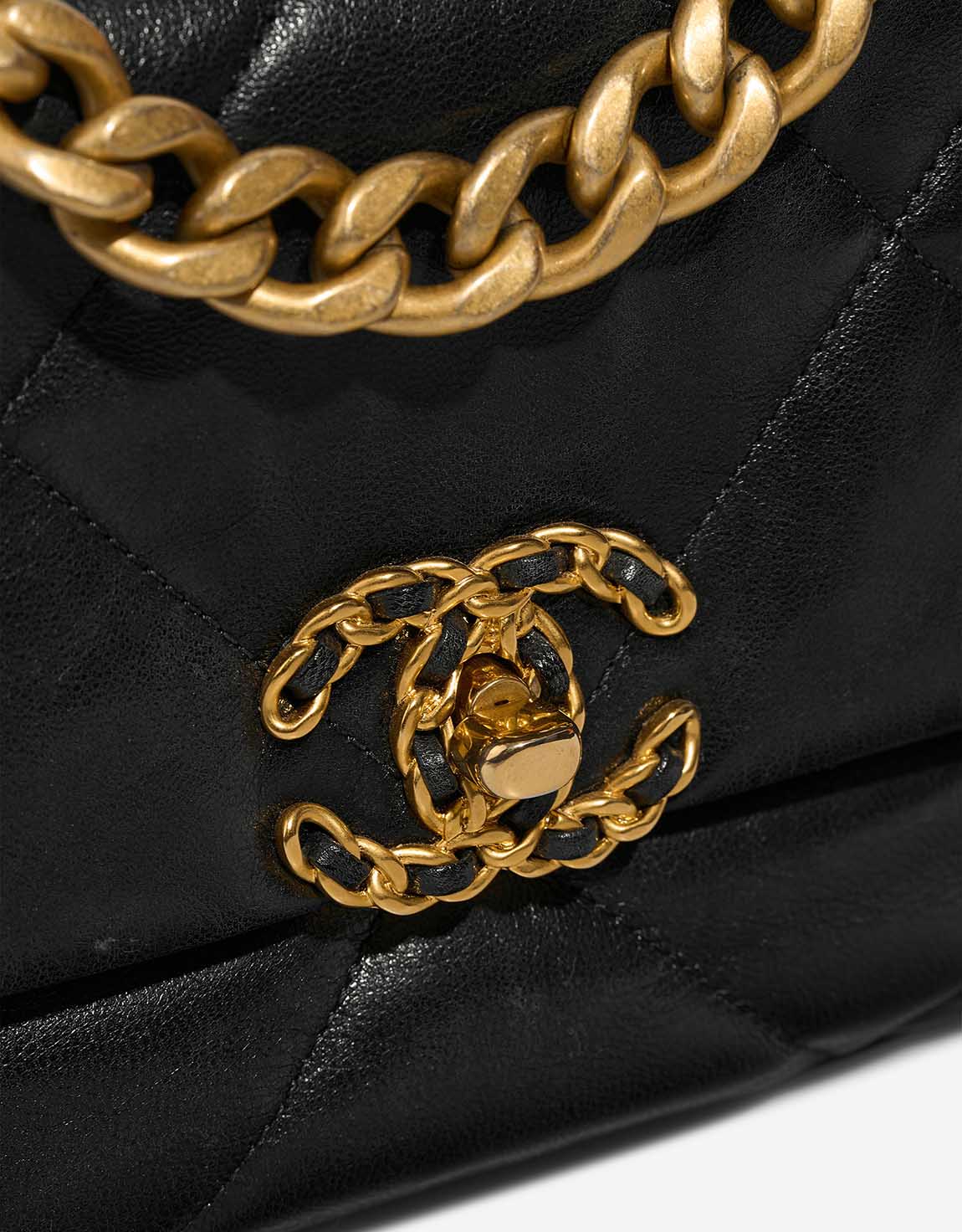 Chanel 19 Flap Bag Goat Black  Closing System | Sell your designer bag